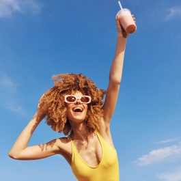 Conseils pour protéger et réparer les cheveux secs, cassants et ternes face au soleil, au sel et au chlore
