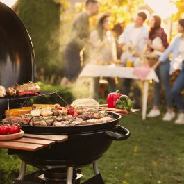 Conseils santé et hygiène pour adopter les bons réflexes alimentaires quand on mange dehors, en pique-nique, barbecue ou restaurant.