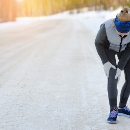 Personne âgée se massant le genou avec un baume chauffant