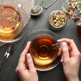 Tisane détoxifiante aux plantes naturelles dans une tasse en verre