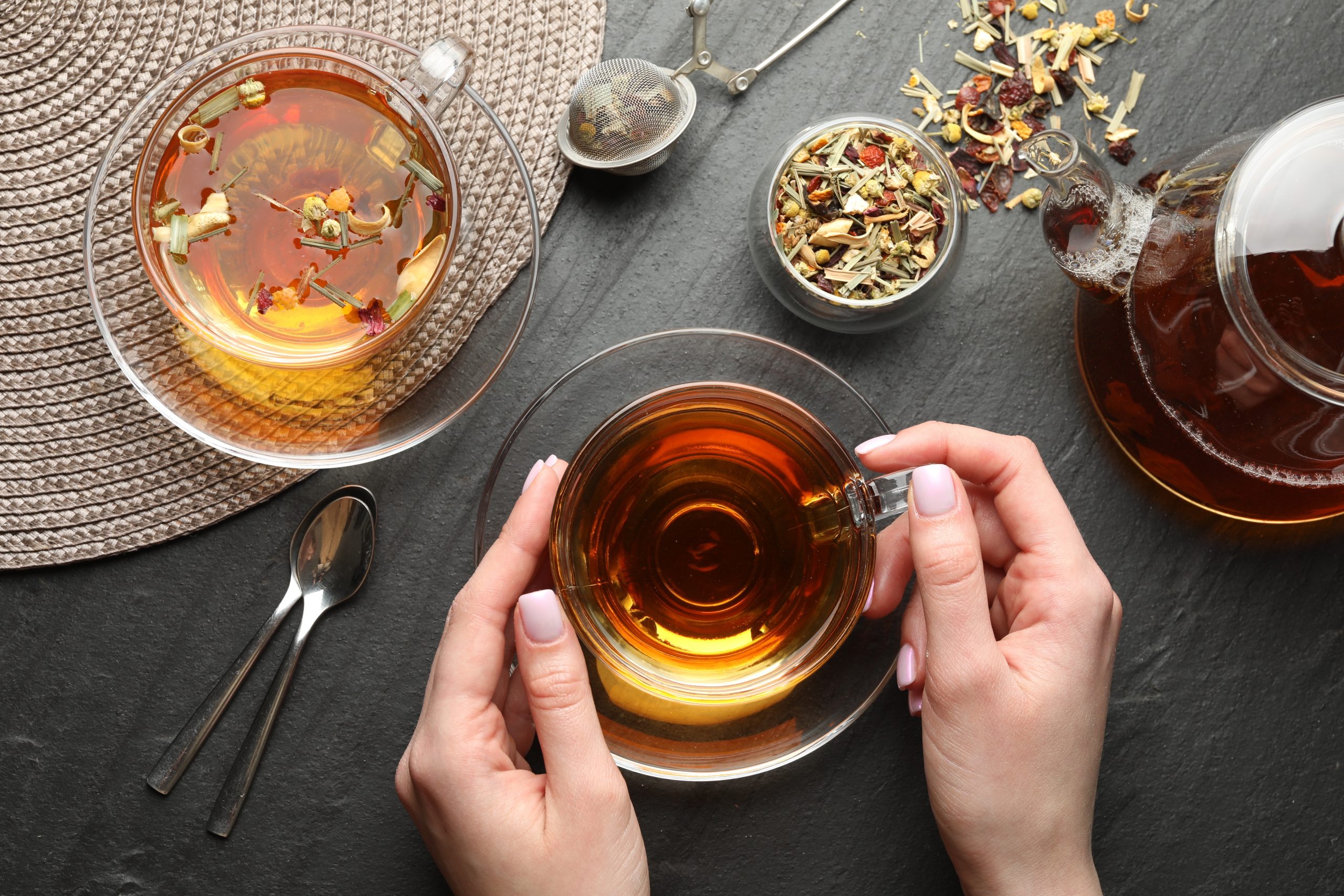 Tisane détoxifiante aux plantes naturelles dans une tasse en verre