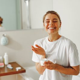 Changer de saison routine beauté femme appliquant crème au printemps